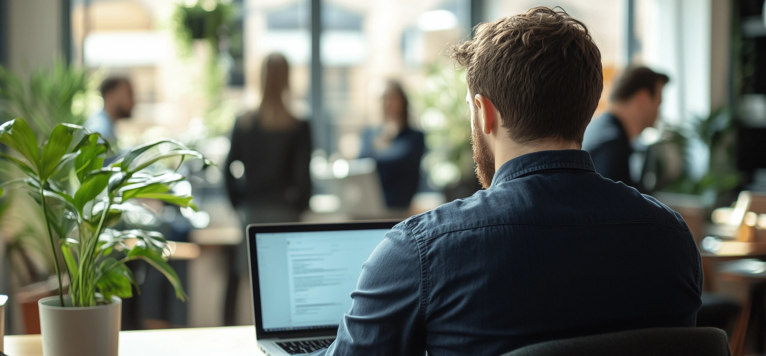 Specjalista creationX pracujący nad projektem aplikacji web na laptopie