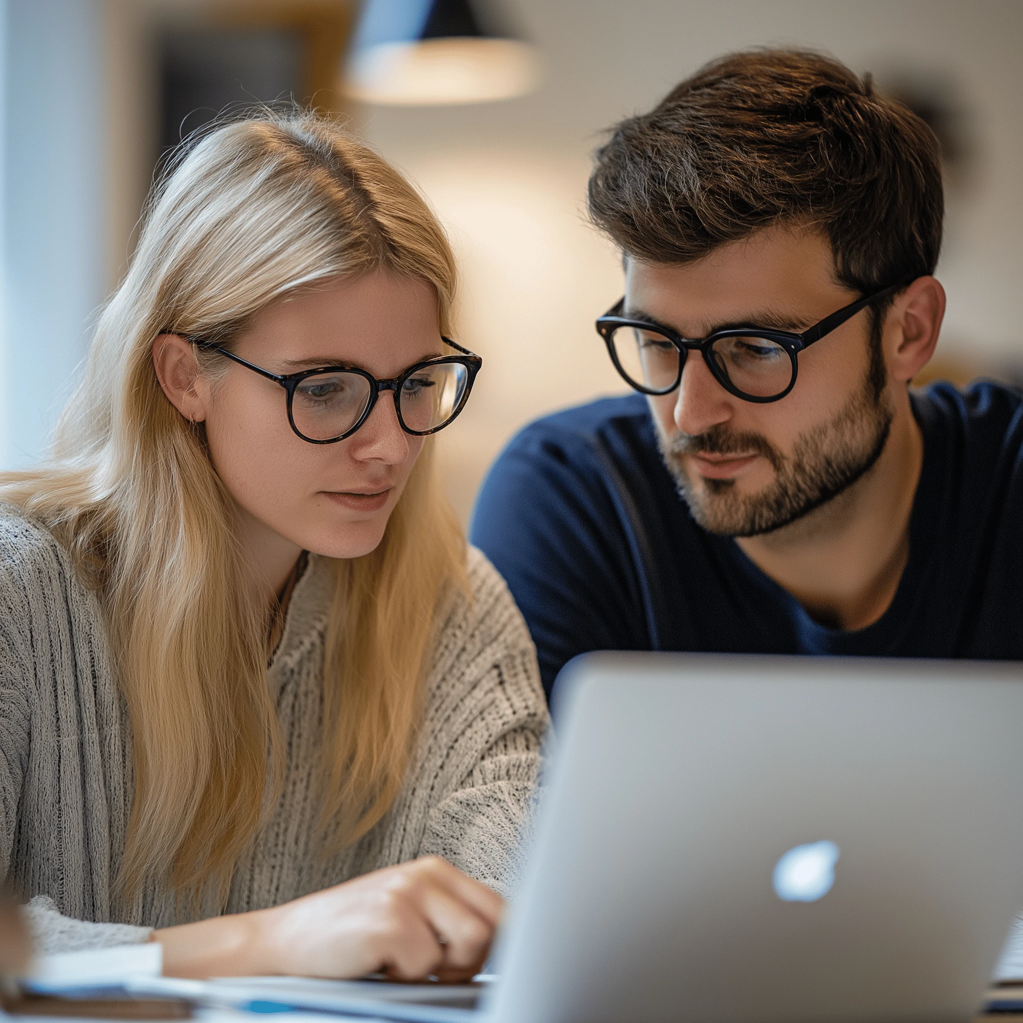 Graficzka z zespołu creationX pracująca przy komputerze nad projektami graficznymi